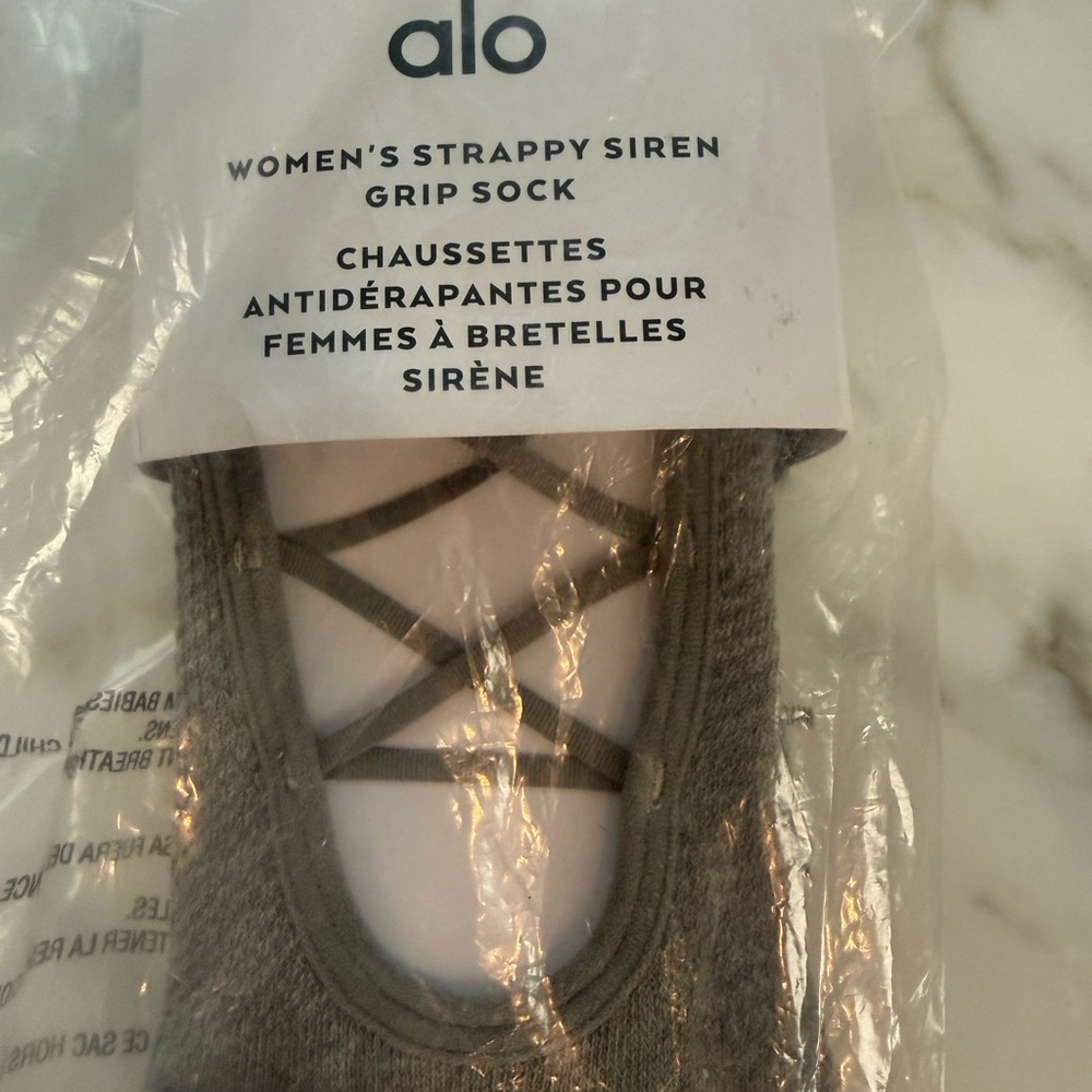 ALO Womens Strappy Grip Sock in Heather Light Gray NWT $48  in store - Picture 7 of 8